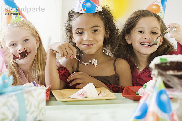 Geburtstag  Kuchen  Mädchen  multikulturell  essen  essend  isst