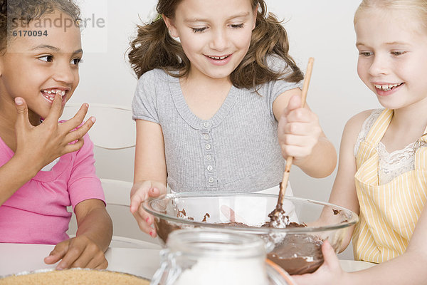 Produktion  Kuchenteig  Mädchen  multikulturell