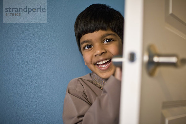 hinter  lachen  Junge - Person  Tür  Indianer