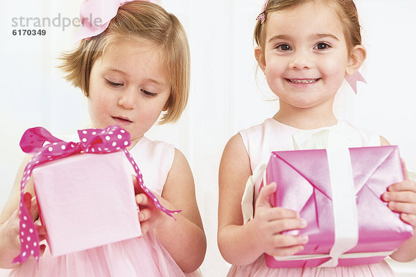 Geburtstagsgeschenk  halten  Verpackung  jung  Mädchen  umwickelt