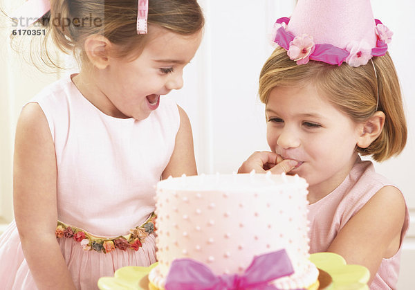 Geburtstag  Kuchen  jung  Mädchen  aufheben