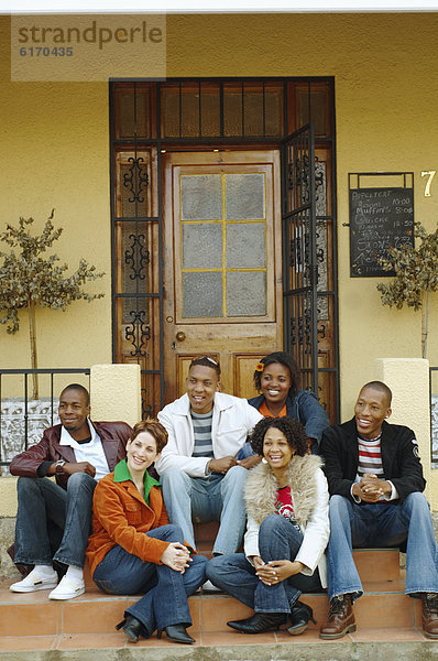 Stufe sitzend Freundschaft Vordach multikulturell