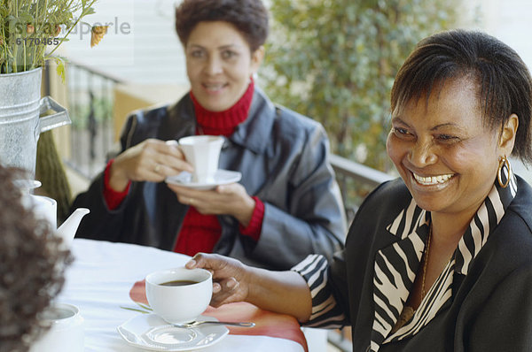 Außenaufnahme  Frau  Kaffee  multikulturell  freie Natur