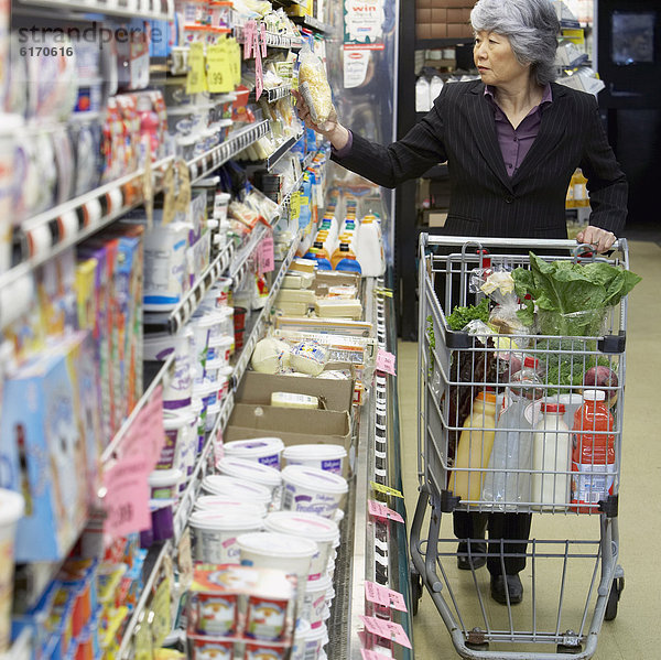 Senior  Senioren  Frau  Lebensmittelladen  kaufen  Laden