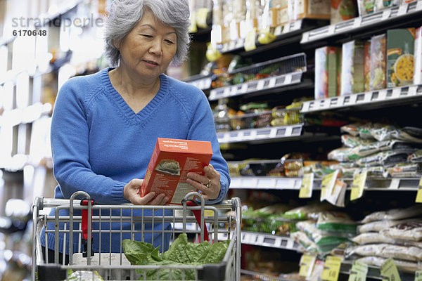 Senior  Senioren  Frau  Lebensmittelladen  Laden  Preisschild  vorlesen