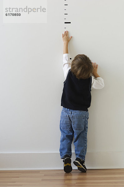 hoch  oben  Paragraphenzeichen  Wand  Junge - Person  geben