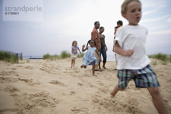 Kinder spielen am Strand