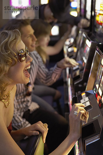 Faxgerät  Frau  jung  Casino  Loch  spielen