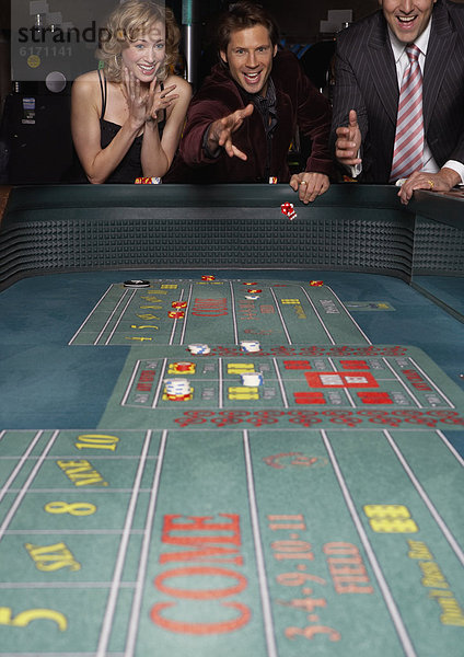 Spielwürfel  Würfel  rollen  Mann  Glücksspiel  Casino  Tisch