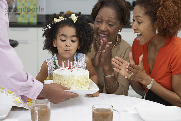 Geburtstag  Kuchen  Kerze  jung  Kerzen ausblasen  Mädchen