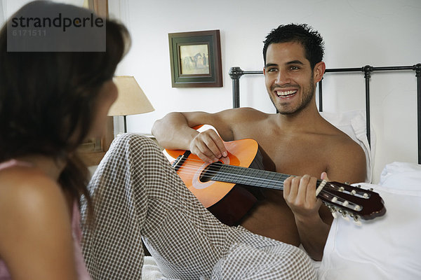 Mann  Freundin  Hispanier  Gitarre  spielen