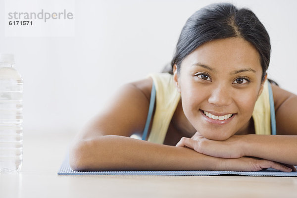 liegend  liegen  liegt  liegendes  liegender  liegende  daliegen  Frau  Pazifischer Ozean  Pazifik  Stiller Ozean  Großer Ozean  Yoga  Matte