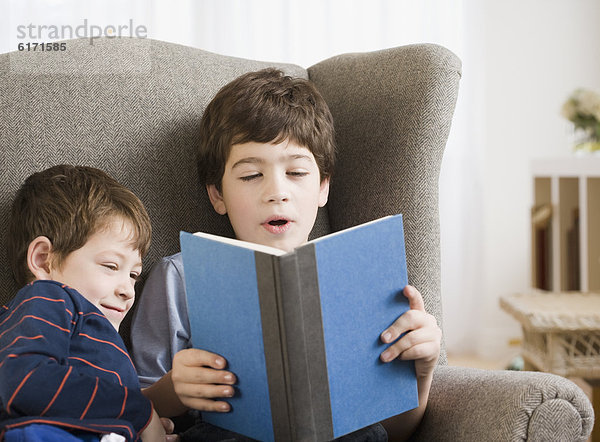 Junge - Person  Bruder  Hispanier  vorlesen