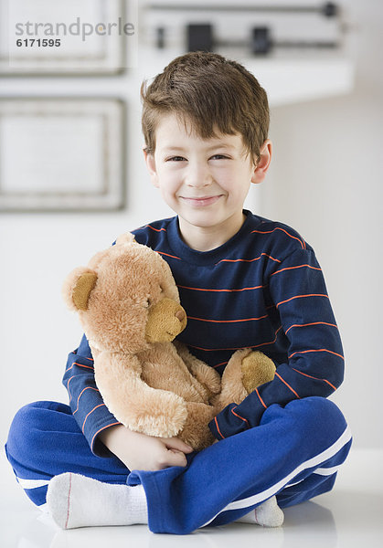 Junge - Person  Hispanier  Büro  Teddy  Teddybär  Arzt