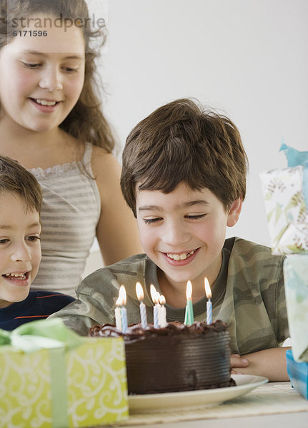 sehen  Junge - Person  Hispanier  Geburtstag  Kuchen