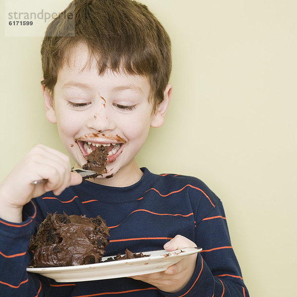 Junge - Person  Hispanier  Kuchen  essen  essend  isst