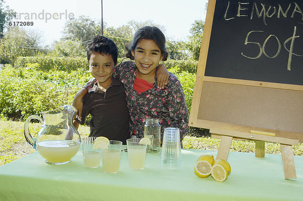 Hispanier verkaufen Limonade Geschwister