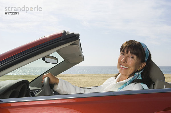 Senior  Senioren  Frau  Auto  Cabrio  fahren  Hispanier