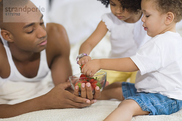 Menschlicher Vater Frucht essen essend isst