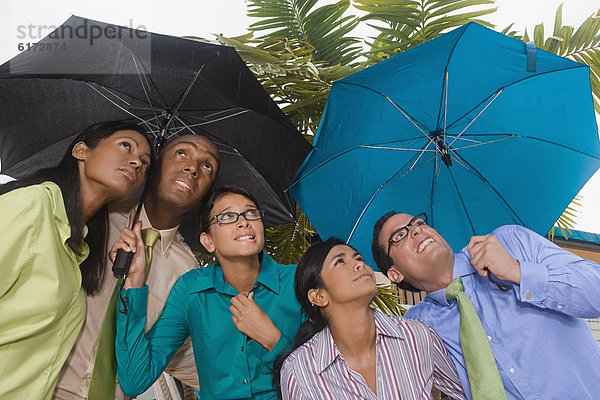 stehend  Wirtschaftsperson  Regenschirm  Schirm  Hispanier  unterhalb
