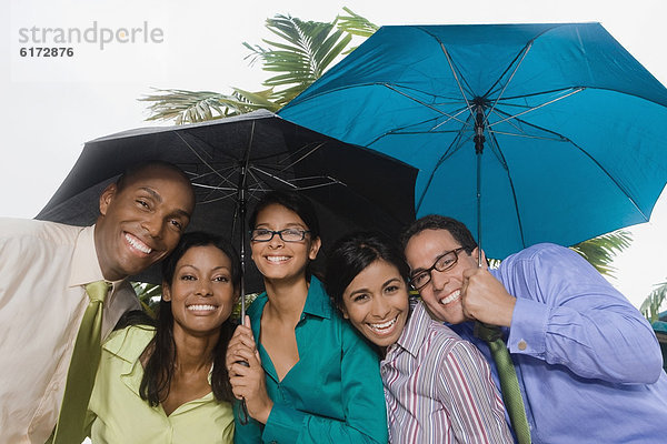 stehend  Wirtschaftsperson  Regenschirm  Schirm  Hispanier  unterhalb