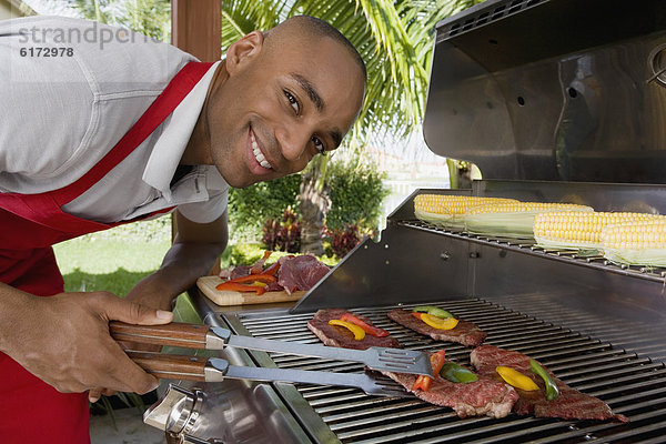 Mann  grillen  grillend  grillt