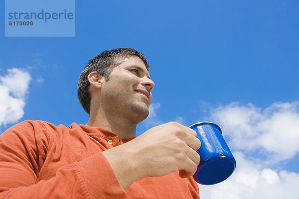 Außenaufnahme  Mann  Hispanier  trinken  Kaffee  freie Natur