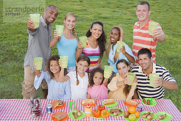 Freundschaft  Picknick  multikulturell  Tisch