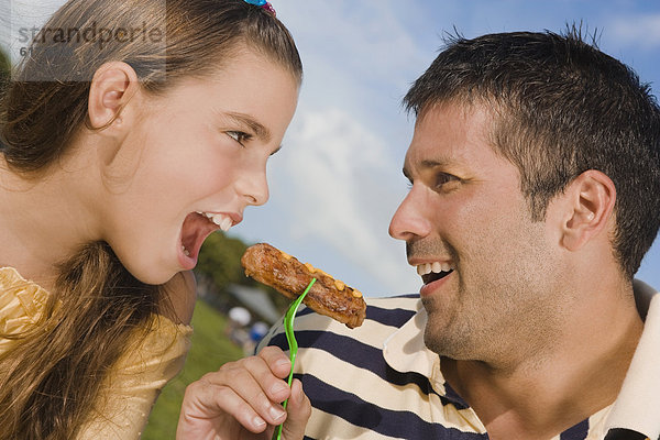 Menschlicher Vater  Hispanier  Tochter  Gabel  essen  essend  isst  Ähnlichkeit