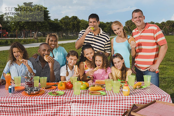 Freundschaft  Picknick  multikulturell  essen  essend  isst  Tisch