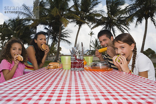 Picknick  Hispanier  essen  essend  isst  Tisch