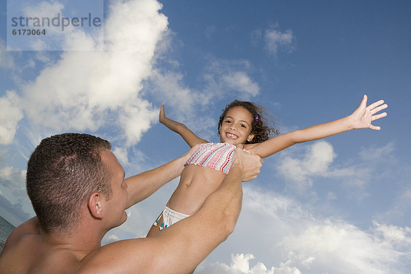 Menschlicher Vater  halten  Himmel  Tochter