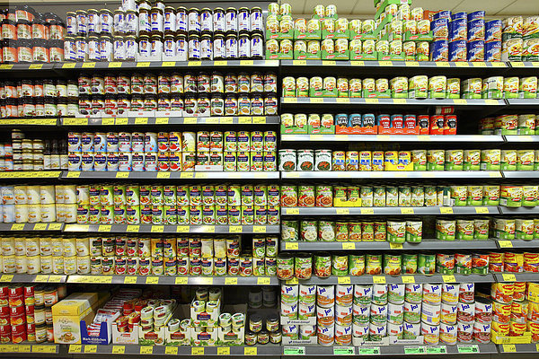Regal mit Konservendosen  Fertiggerichten  Selbstbedienung  Lebensmittelabteilung  Supermarkt  Deutschland  Europa