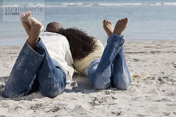 liegend  liegen  liegt  liegendes  liegender  liegende  daliegen  Strand  multikulturell