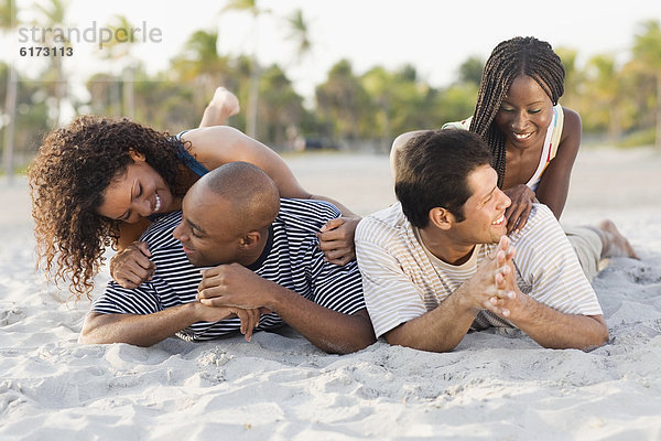 liegend  liegen  liegt  liegendes  liegender  liegende  daliegen  Strand  multikulturell