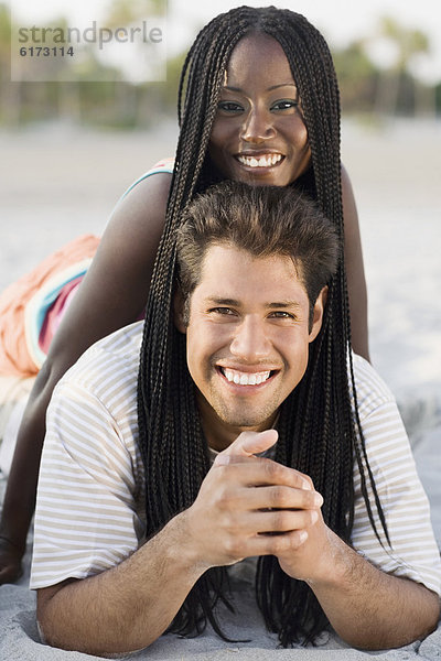 liegend  liegen  liegt  liegendes  liegender  liegende  daliegen  Strand  multikulturell