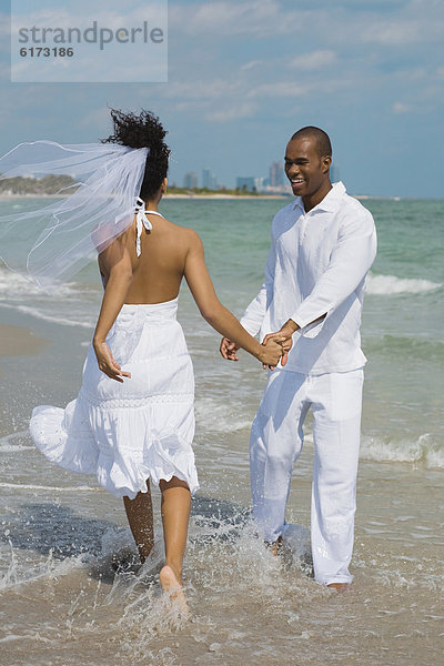 Braut  Bräutigam  gehen  Ozean  multikulturell  Brandung