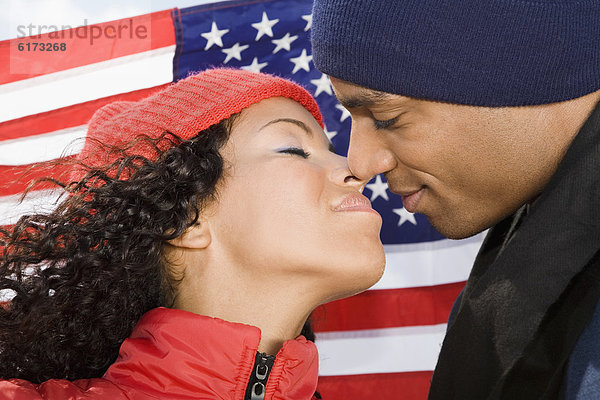 küssen  frontal  Fahne  amerikanisch  multikulturell