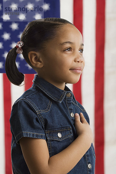 halten  Hintergrund  Fahne  amerikanisch  jung  herzförmig  Herz  Mädchen