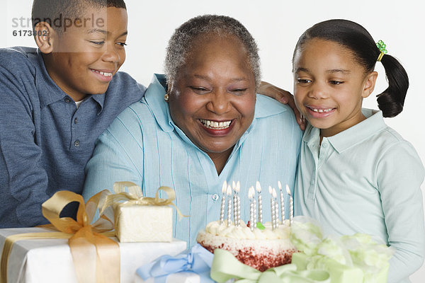 ältere Frau feiert Geburtstag