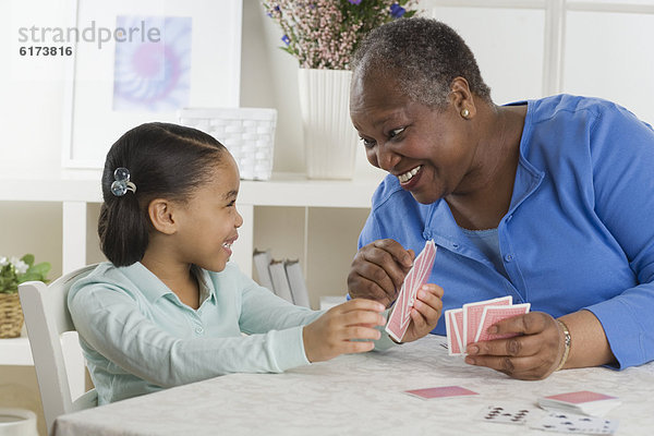 Senior  Senioren  Frau  Enkeltochter  Karte  spielen