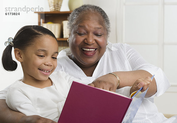 Senior  Senioren  Frau  Enkeltochter  vorlesen