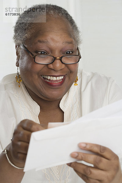 Senior  Senioren  Frau  Prüfung  Post