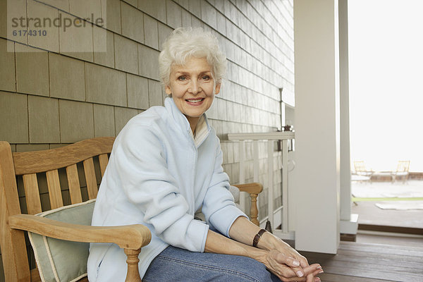 Senior  Senioren  Frau  lächeln  Vordach