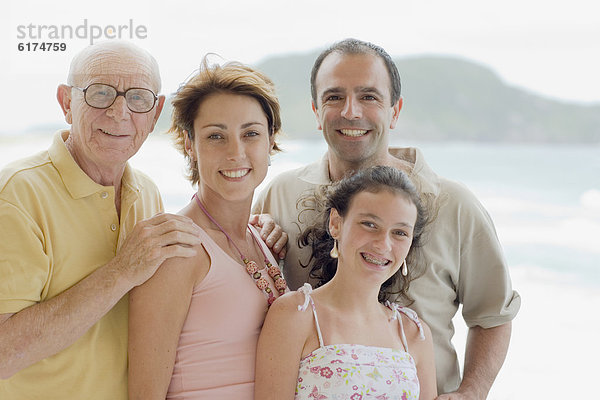 Familie lächelnd Außenaufnahme