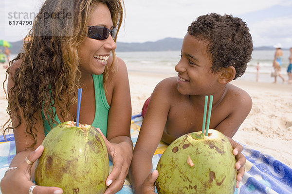 liegend  liegen  liegt  liegendes  liegender  liegende  daliegen  Strand  Sohn  Hispanier  trinken  Mutter - Mensch