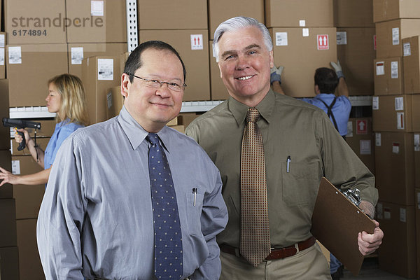 Zwei Geschäftsleute im warehouse