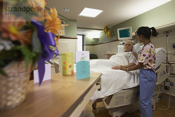 Patientin  Krankenhaus  Bett  Krankenschwester  Schwester  Schwestern