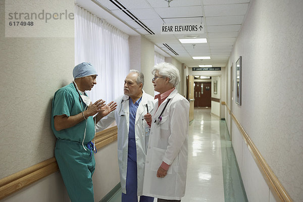 Korridor  Korridore  Flur  Flure  sprechen  Arzt  Krankenhaus  Chirurg  2
