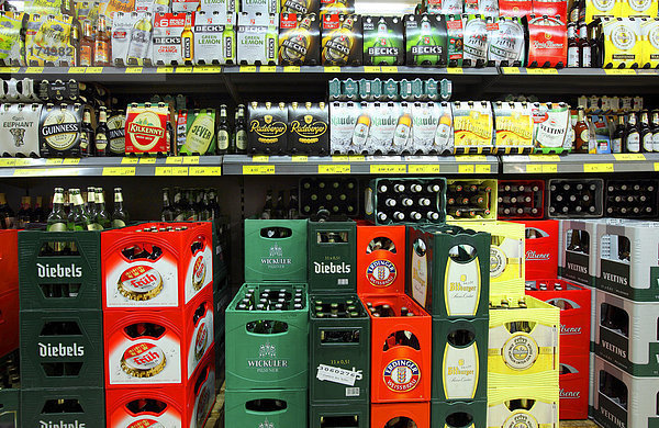 Regal mit verschiedenen Biersorten  in Kästen und in Sixpacks  Selbstbedienung  Lebensmittelabteilung  Supermarkt  Deutschland  Europa